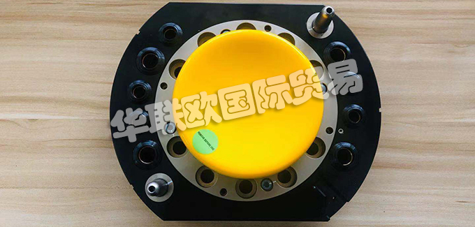 二、SCHUNK氣動快換系統基本介紹如下：產品系列的常規說明 1.惡劣環境條件下請注意：在惡劣環境條件(例如：冷卻液區域、鑄造和研磨粉塵)下使用可能大大縮短裝置的使用壽命，我公司將不承擔任何保修責任。但是，大部分情況下，我們可以找到解決方案。如需幫助，請聯系我們。 2.搬運重量是連接到法蘭的總荷載重量。設計時，應注意允許的力和力矩。請注意，超過建議的搬運重量會縮短使用壽命。