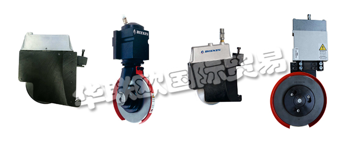 DIENES的客戶可以使用DIENES刀架獲得最好的結(jié)果。即以卓越的品質(zhì)和領(lǐng)先的自動分切技術(shù)制造商的密集創(chuàng)新開發(fā)工作。剪切，劃痕/擠壓剪切，剃須刀切割刀架或熱切割刀架，Premium，Elite或Ultimate系列，均以超精確的刀引導(dǎo)和較長的使用壽命給人留下深刻的印象，并在日常使用中始終保持牢固的抓地力。此外，他們幾乎所有的刀架都可以集成到DIENES分切系統(tǒng)中，例如趨勢設(shè)定的SIMU-FLASH自動同步定位系統(tǒng)，或者在具有手動控制功能的高精度定位輔助器中。